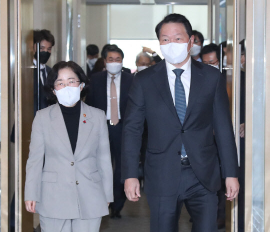 최태원(오른쪽) 대한상공회의소 회장과 조성욱 공정거래위원장이 13일 서울 중구 상의회관에서 열린 개정 공정거래법에 관한 정책강연회 행사장으로 이동하고 있다. <대한상의 제공>